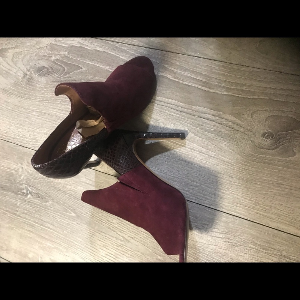 SOLD! ALMOST NEW VINCE CAMUTO PUMPS!